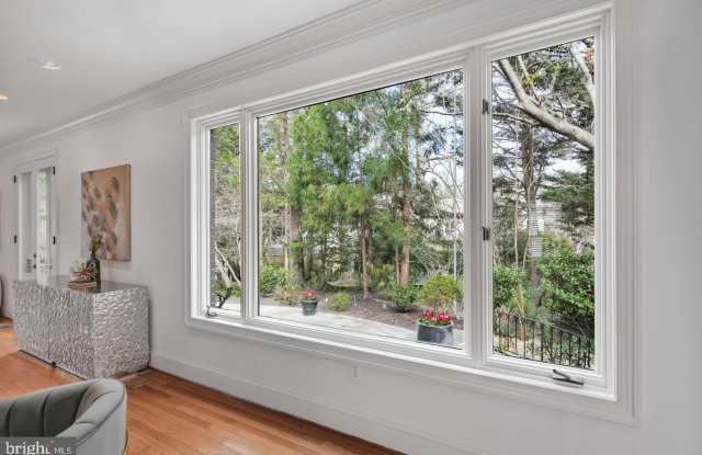 4711 FOXHALL Crescent NW Gallery 4