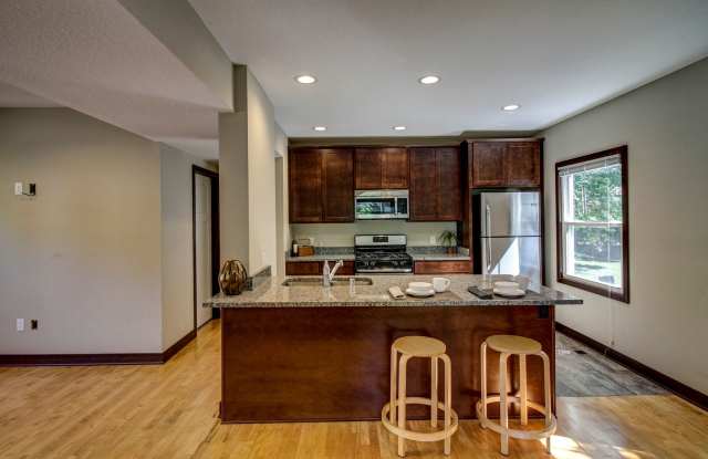 Fully Renovated 5-Bedroom House Close to U of M Campus Gallery 4