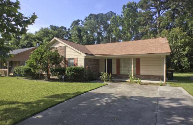 Updated Three Bedroom Home on Cul-de-sac Near Coffee Bluff - 171 Greenbriar Court, Savannah, GA 31419