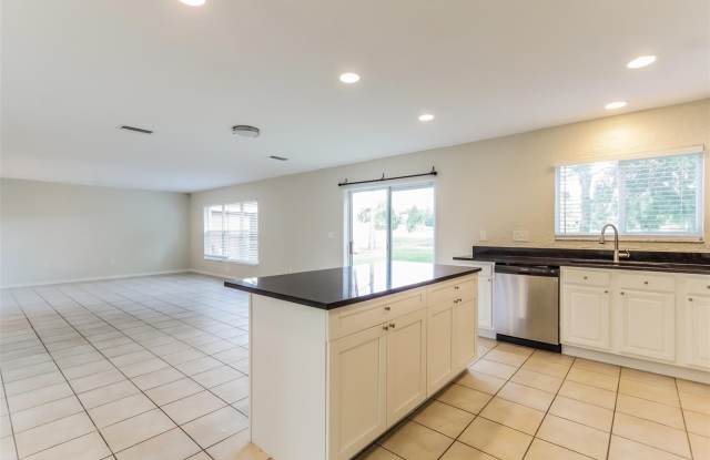 6906 LAKE EAGLEBROOKE DRIVE Gallery 3