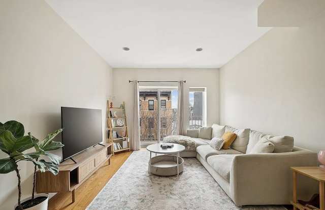 2540 38th St Apt 4D photos photos