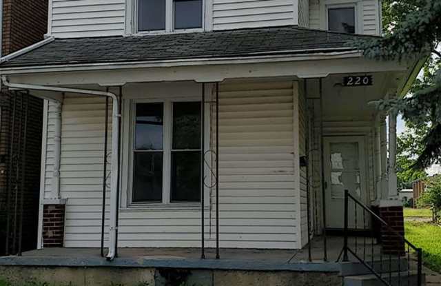 Refreshed and ready for rent!  Close to everything 2 bed 1 bath Gallery 1