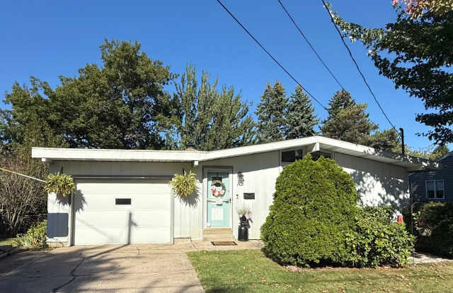 Three Bedroom / 1.5 Bathroom House AVAILABLE November - 112 Longacre Avenue, Erie, PA 16509