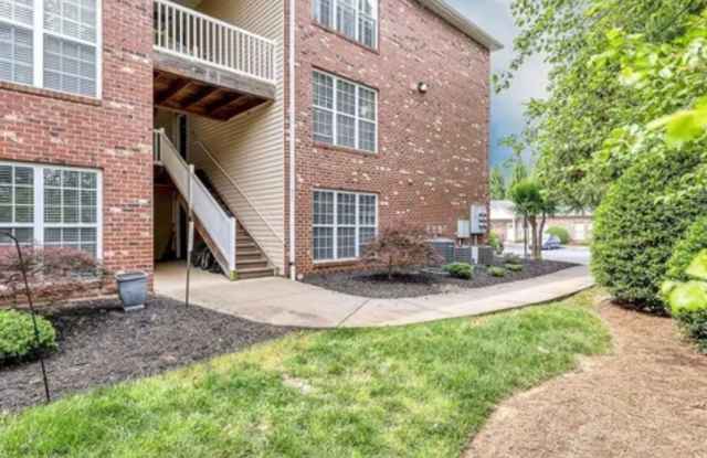 Wonderful updated 2 bedroom 2 bath condo on main level off Battleground ave in NW Greensboro Gallery 3
