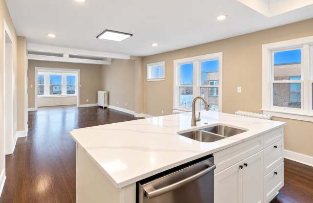 STUNNING RENOVATED 4 BEDROOM DUPLEX ON GRAND AVE – MOVE-IN SPECIALS! Gallery 1
