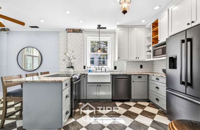 Live in the Heart of Harleston Village! photos photos