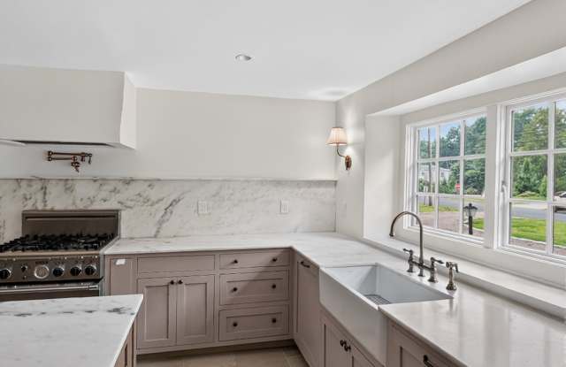 Luxury Tudor Estate in Hamden – Fully Renovated Executive Home Near Yale Gallery 1