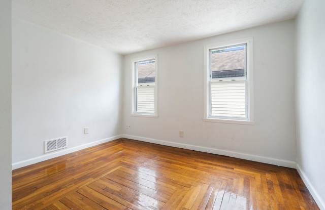 1 Months Free | Luxury 4BR Home with Parking at 12 Kensington Street Gallery 4