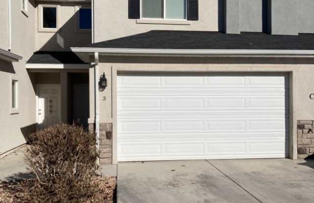 3 Bed 2.5 Bath - Newer townhome in the heart of Cedar City! - 352 West 400 North, Cedar City, UT 84721
