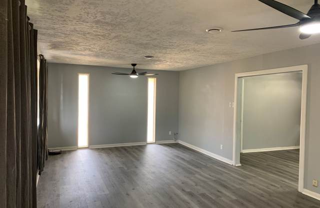 138 Hickory dr 4B/1.5Bath Martinez w large fenced in yard. Gallery 3