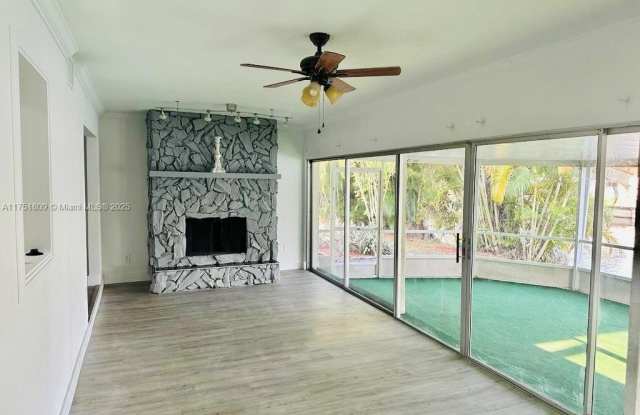 6900 NW 78th St photos photos