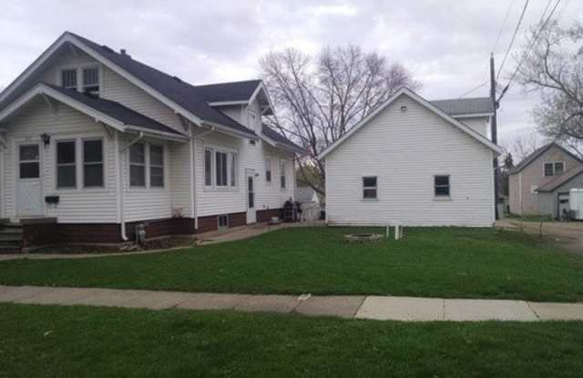 Now leasing for JUNE 2025! Check out our 4 bedroom/3 bath house in Cedar Falls! - 615 West 9th Street, Cedar Falls, IA 50613