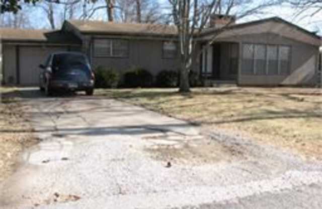 2404 S McCann Ave - 2404 South Mccann Avenue, Springfield, MO 65804
