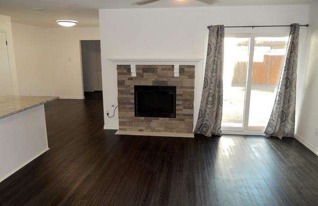 407 S Weatherred Drive Gallery 4