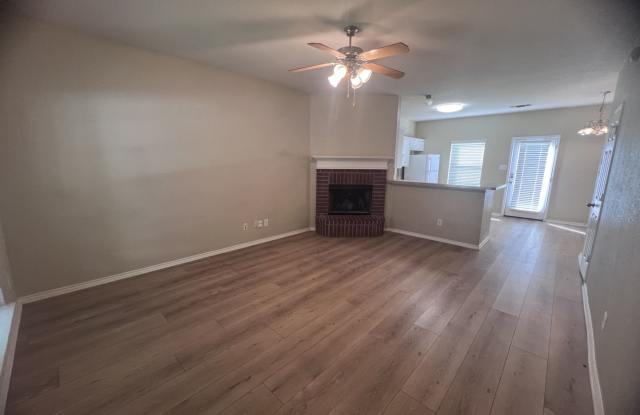Spacious Home With Oversized Backyard & Lawn Service Included! Gallery 4