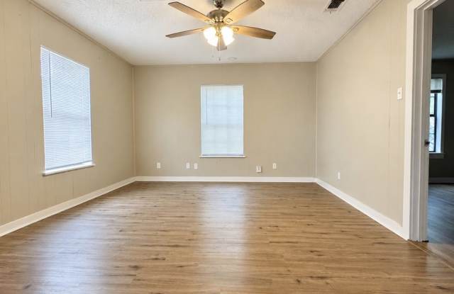 NOW AVAILABLE! - 2 Bedroom 2 Bath Home + RV/Boat Parking! Gallery 4