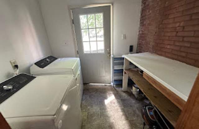 4 BR House Near Downtown! Off-Street Parking, Pet Friendly, Walk to UK! Gallery 3