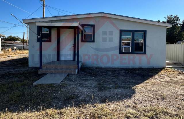 Cozy 3 bedroom 1.5 bath in Carlsbad NM - 206 North Walnut Street, Carlsbad, NM 88220