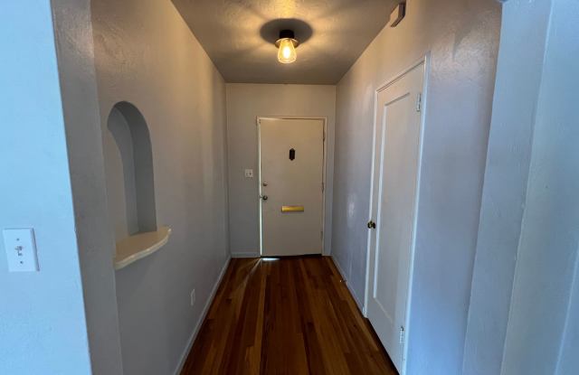 2-bedroom bungalow located in desirable La Loma neighborhood! Gallery 3