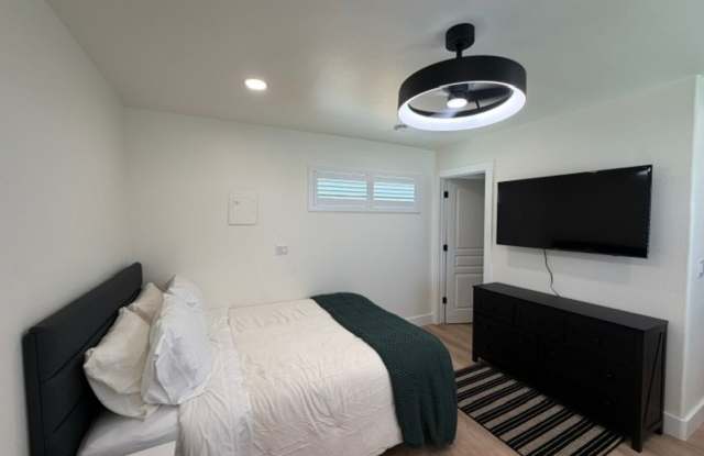 NEWLY REMODELED FURNISHED ADU CASITA! Gallery 4