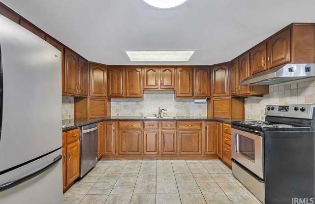 Available Now. Lovely tri-level home in Grandview Hills on Bloomington’s east side! Gallery 3