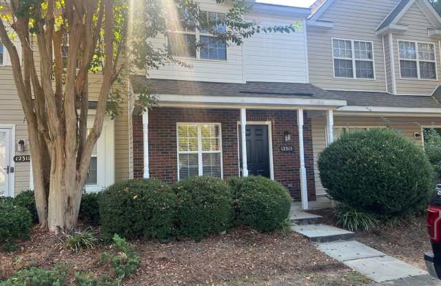 Welcome to your new home in the heart of Charlotte, NC! This 2-bedroom, 2.5-bathroom Townhouse photos photos