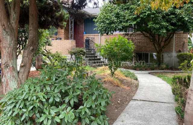 Spacious 1BR + Bonus Room | 1,200 SF | Yard & Patio | Dog Friendly Gallery 1