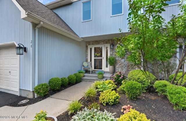28 Hickory Lane Gallery 1
