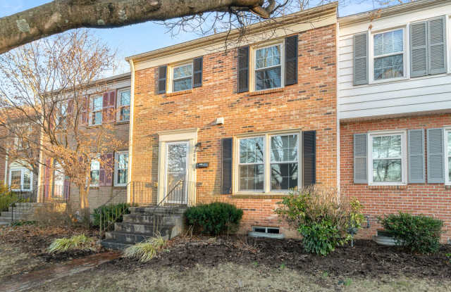 4 bed / 3 1/2 bath. Reserved Parking. Pet Friendly photos photos
