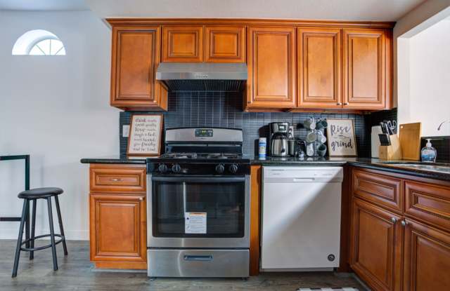 Minimum 3-month lease! Remodeled and Elegant Home located in a desirable area of south Fontana Gallery 4