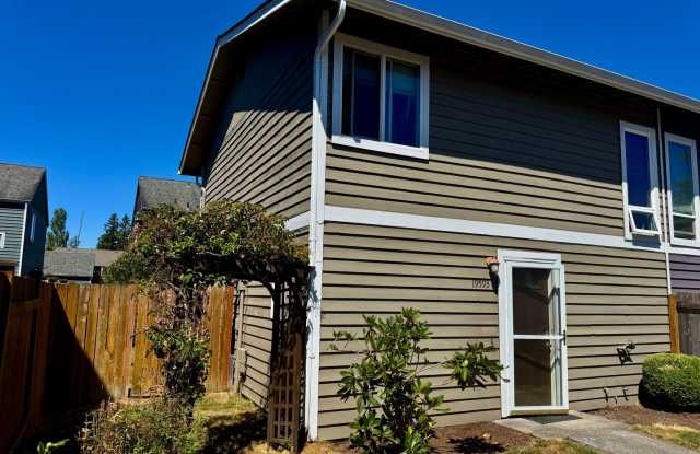 Downtown Poulsbo townhome, 3 bedrooms, fenced yard and one car detached garage photos photos