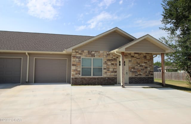802 Neosho Heights Circle - 802 Neosho Heights Cir, Neosho, MO 64850