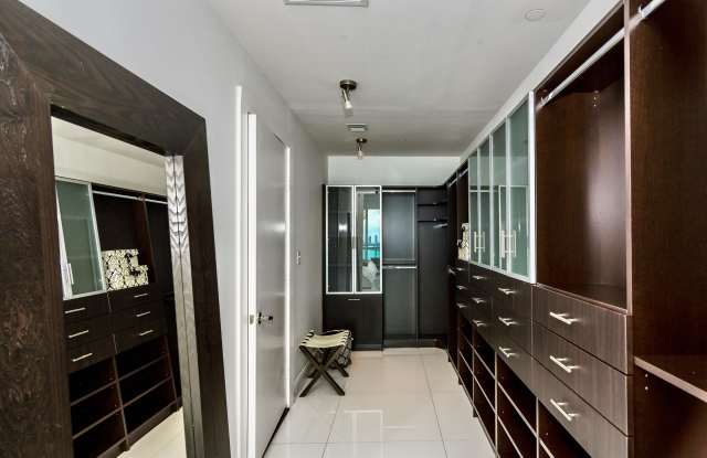 900 Biscayne Bay Gallery 3