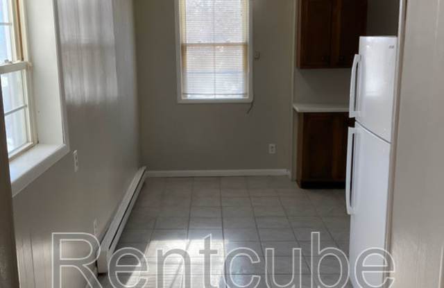 1020 University Ave - 1020 University Avenue, Dubuque, IA 52001