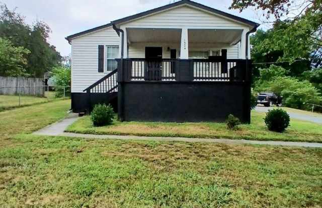 Adorable, remodeled 3br/2ba house close to downtown Knoxville! - 1304 Beaman Lake Road, Knoxville, TN 37914