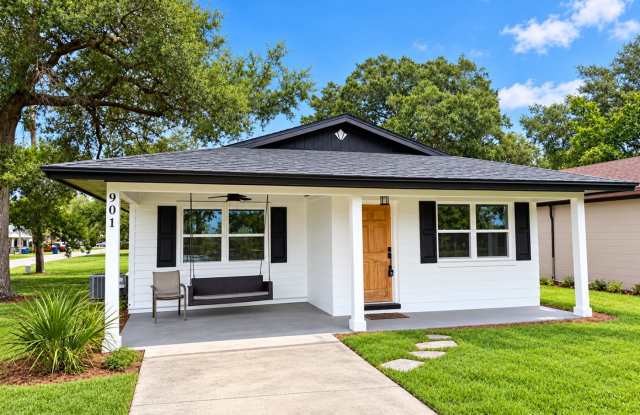 Beautifully Upgraded 3-Bedroom Cottage Home in Fernandina Beach, FL Gallery 1