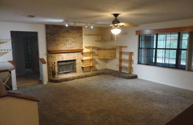 Beautiful 3-Bedroom Pool Home in The Woodlands Gallery 4
