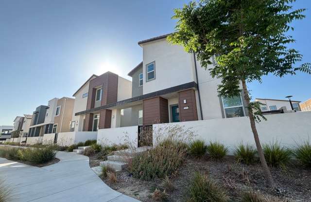 Beautiful 3-Bedroom Home with Solar in Valencia! photos photos