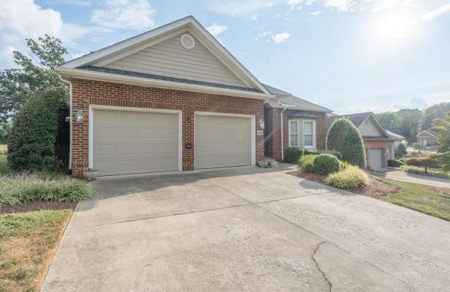 Beautiful 3-Bedroom, 3-Bath Home with Lake View Gallery 3