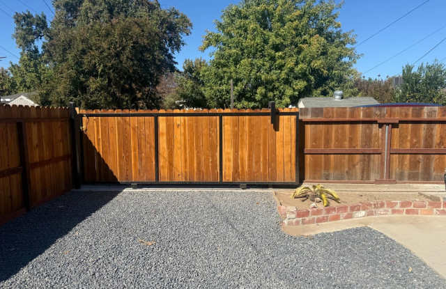 Charming 2BR House in Modesto Gallery 4