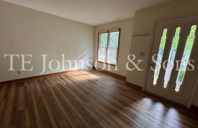 Elegant 3 Bedroom Home Near Peace Haven – Top Schools  Private Deck! Gallery 3