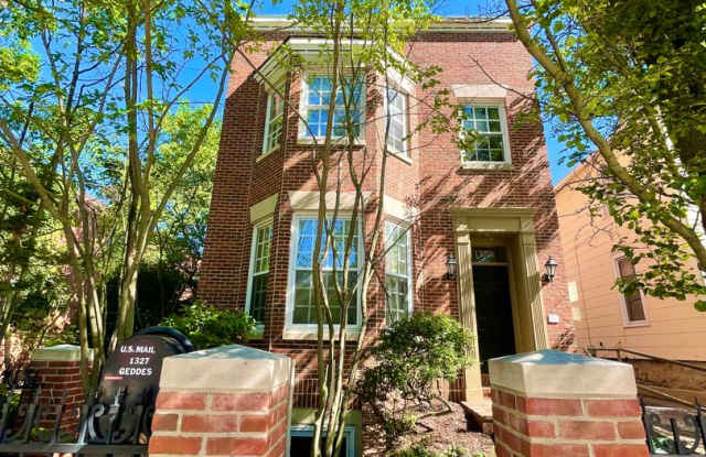 6 Bed/2.5 Bath Private Home Available August '27 Gallery 4