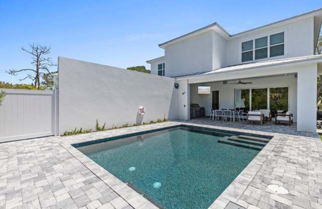 524 South Peninsula Avenue - 524 South Peninsula Avenue, New Smyrna Beach, FL 32169