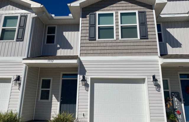 Spacious Modern Townhome; Conveniently Located! *Garbage, Pest Control  Lawncare Included!* *SPECIAL: 1/2 OFF 1st Month's Rent!!* photos photos