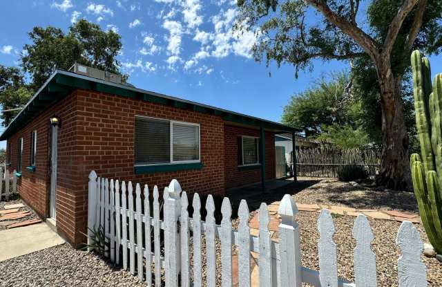 Central (Broadway and Highland) 3 bedroom, 2 bath house, near downtown and U of A campus! - 1334 East 13th Street, Tucson, AZ 85719
