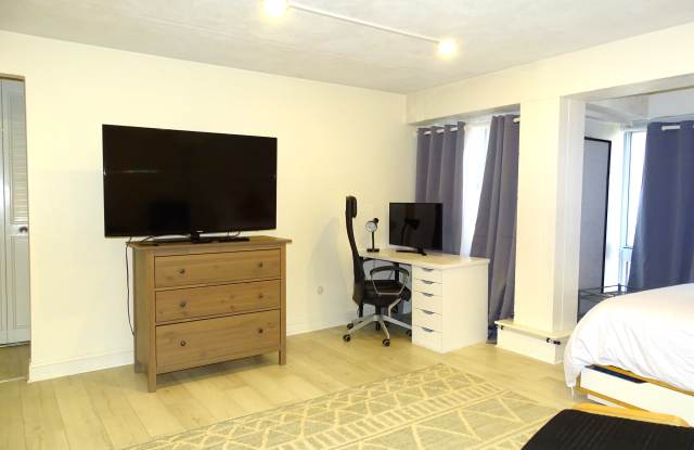 4 Trowbridge Pl., 3F Gallery 2