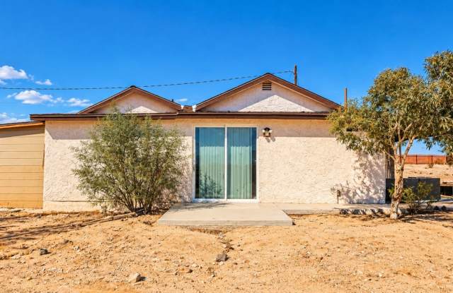 Beautiful Family Home & Tiny Home INDLUDED! Gallery 3