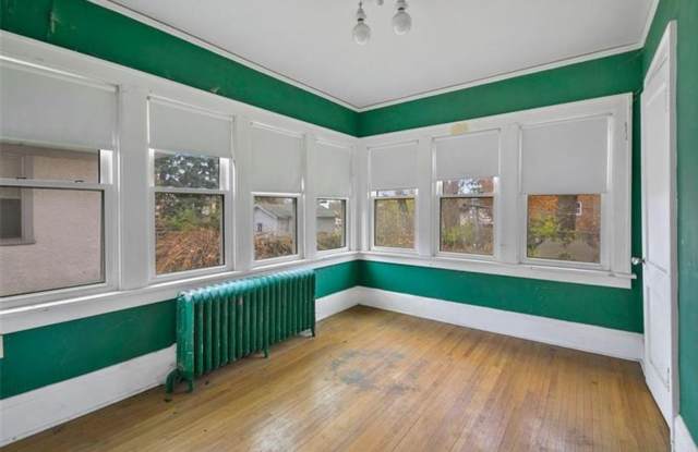 Cute 6 Bedroom- SFH- Walk to St Kates University! Gallery 3