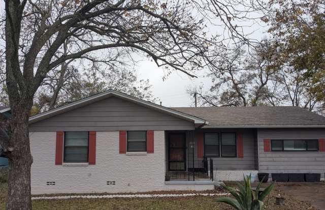 Spacious 4 Bed 2 Bath with Enclosed Patio and Stainless Steel Appliances photos photos