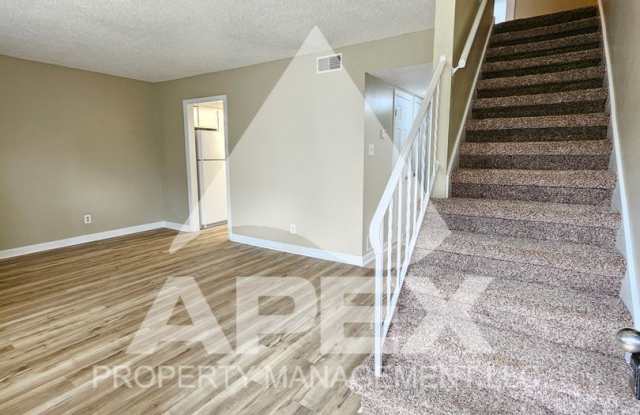 MOVE-IN SPECIAL, $1 RENT!! - Nice 2Bd - 1.5 Ba. Town House in West Knox off Cedar Bluff! END UNIT!! Gallery 3